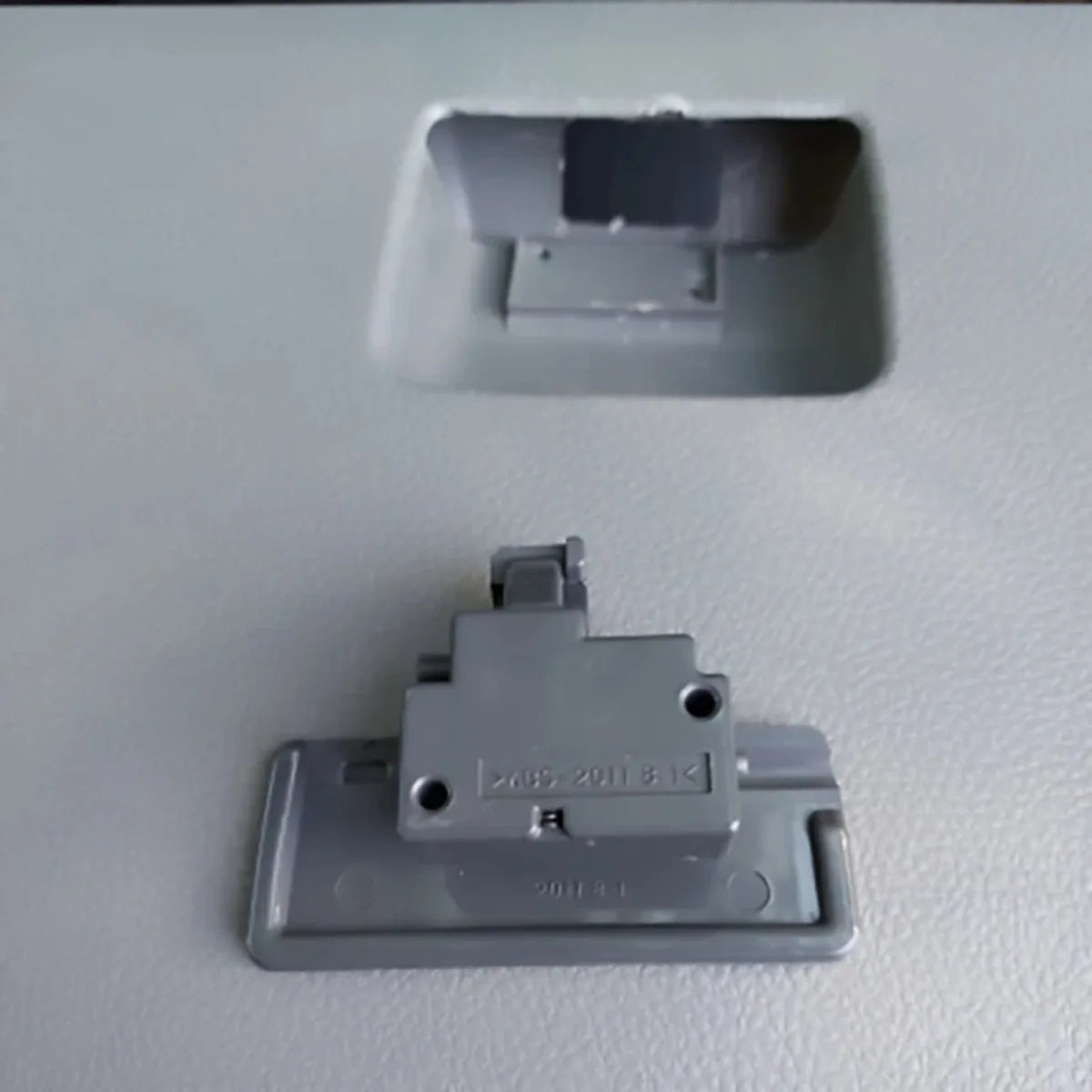 Glove Box Lid Cover Lock Handle Clip Assembly Gray For Opel Agila Suzuki SX4 Swift Car Accessories 7343063J02P4Z 7343063J02V6N