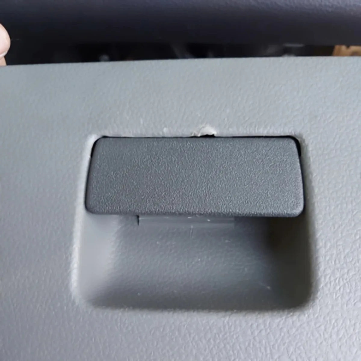 Glove Box Lid Cover Lock Handle Clip Assembly Gray For Opel Agila Suzuki SX4 Swift Car Accessories 7343063J02P4Z 7343063J02V6N